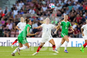 2022-07-15 - Beth Mead of England and Rebecca McKenna of Northern Ireland during the UEFA Women's Euro 2022, Group A football match between Northern Ireland and England on July 15, 2022 at the St Mary's Stadium in Southampton, England - FOOTBALL - WOMEN'S EURO 2022 - NORTHERN IRELAND V ENGLAND - UEFA EUROPEAN - SOCCER