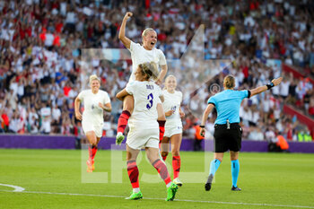 2022-07-15 - Beth Mead of England scores a goal and celebrates 0-2 during the UEFA Women's Euro 2022, Group A football match between Northern Ireland and England on July 15, 2022 at the St Mary's Stadium in Southampton, England - FOOTBALL - WOMEN'S EURO 2022 - NORTHERN IRELAND V ENGLAND - UEFA EUROPEAN - SOCCER