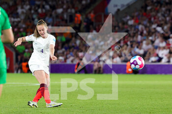 2022-07-15 - Keira Walsh of England during the UEFA Women's Euro 2022, Group A football match between Northern Ireland and England on July 15, 2022 at the St Mary's Stadium in Southampton, England - FOOTBALL - WOMEN'S EURO 2022 - NORTHERN IRELAND V ENGLAND - UEFA EUROPEAN - SOCCER