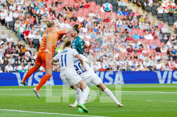 2022-07-16 - Goalkeeper Katrina Talaslahti of Finland punches clear, Marina Hegering of Germany during the UEFA Women's Euro 2022, Group B football match between Finland and Germany on July 16, 2022 at Stadium MK in Milton Keynes, England - FOOTBALL - WOMEN'S EURO 2022 - FINLAND V GERMANY - UEFA EUROPEAN - SOCCER