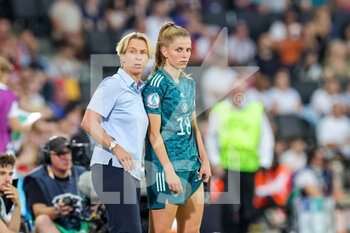 2022-07-16 - Coach Martina Voss-Tecklenburg of Germany with Tabea Wassmuth during the UEFA Women's Euro 2022, Group B football match between Finland and Germany on July 16, 2022 at Stadium MK in Milton Keynes, England - FOOTBALL - WOMEN'S EURO 2022 - FINLAND V GERMANY - UEFA EUROPEAN - SOCCER