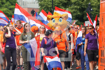 2022-07-17 - Fans of Netherlands walk to the stadium during the UEFA Women's Euro 2022, Group C football match between Switzerland and Netherlands on July 17, 2022 at Bramall Lane in Sheffield, England - FOOTBALL - WOMEN'S EURO 2022 - SWITZERLAND V NETHERLANDS - UEFA EUROPEAN - SOCCER