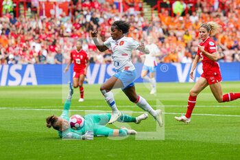 2022-07-17 - Lineth Beerensteyn (7) of Netherlands and Gaelle Thalmann (1) of Switzerland during the UEFA Women's Euro 2022, Group C football match between Switzerland and Netherlands on July 17, 2022 at Bramall Lane in Sheffield, England - FOOTBALL - WOMEN'S EURO 2022 - SWITZERLAND V NETHERLANDS - UEFA EUROPEAN - SOCCER
