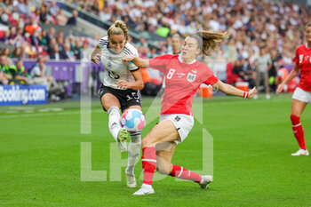 2022-07-21 - Giulia Gwinn of Germany and Barbara Dunst of Austria during the UEFA Women's Euro 2022, quarter final football match between Germany and Austria on July 21, 2022 at Brentford Community Stadium in Brentford, England - FOOTBALL - WOMEN'S EURO 2022 - 1/4 - GERMANY V AUSTRIA - UEFA EUROPEAN - SOCCER