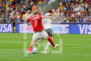 2022-07-21 - Alexandra Popp of Germany and Carina Wenninger of Austria during the UEFA Women's Euro 2022, quarter final football match between Germany and Austria on July 21, 2022 at Brentford Community Stadium in Brentford, England - FOOTBALL - WOMEN'S EURO 2022 - 1/4 - GERMANY V AUSTRIA - UEFA EUROPEAN - SOCCER