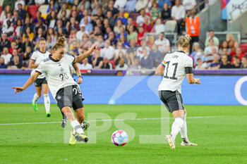 2022-07-21 - Lina Magull (20) of Germany scores a goal 1-0 during the UEFA Women's Euro 2022, quarter final football match between Germany and Austria on July 21, 2022 at Brentford Community Stadium in Brentford, England - FOOTBALL - WOMEN'S EURO 2022 - 1/4 - GERMANY V AUSTRIA - UEFA EUROPEAN - SOCCER