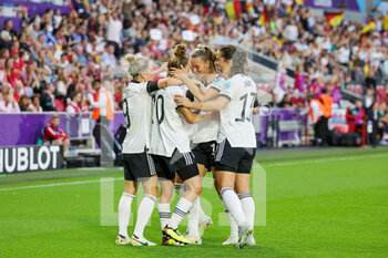2022-07-21 - Lina Magull (20) of Germany celebrates her goal 1-0 with Svenja Huth, Klara Buhl, Sara Dabritz during the UEFA Women's Euro 2022, quarter final football match between Germany and Austria on July 21, 2022 at Brentford Community Stadium in Brentford, England - FOOTBALL - WOMEN'S EURO 2022 - 1/4 - GERMANY V AUSTRIA - UEFA EUROPEAN - SOCCER