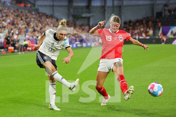 2022-07-21 - Svenja Huth of Germany and Verena Hanshaw of Austria during the UEFA Women's Euro 2022, quarter final football match between Germany and Austria on July 21, 2022 at Brentford Community Stadium in Brentford, England - FOOTBALL - WOMEN'S EURO 2022 - 1/4 - GERMANY V AUSTRIA - UEFA EUROPEAN - SOCCER