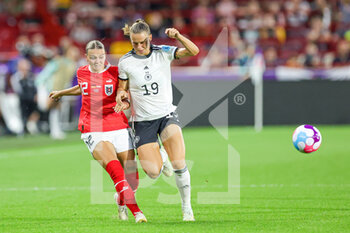 2022-07-21 - Laura Wienroither of Austria and Klara Buhl of Germany during the UEFA Women's Euro 2022, quarter final football match between Germany and Austria on July 21, 2022 at Brentford Community Stadium in Brentford, England - FOOTBALL - WOMEN'S EURO 2022 - 1/4 - GERMANY V AUSTRIA - UEFA EUROPEAN - SOCCER