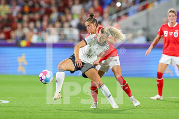 2022-07-21 - Lena Lattwein of Germany and Laura Feiersinger of Austria during the UEFA Women's Euro 2022, quarter final football match between Germany and Austria on July 21, 2022 at Brentford Community Stadium in Brentford, England - FOOTBALL - WOMEN'S EURO 2022 - 1/4 - GERMANY V AUSTRIA - UEFA EUROPEAN - SOCCER