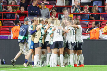2022-07-21 - Alexandra Popp of Germany celebrates her goal 2-0 with teammates during the UEFA Women's Euro 2022, quarter final football match between Germany and Austria on July 21, 2022 at Brentford Community Stadium in Brentford, England - FOOTBALL - WOMEN'S EURO 2022 - 1/4 - GERMANY V AUSTRIA - UEFA EUROPEAN - SOCCER