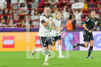 2022-07-21 - Alexandra Popp of Germany celebrates her goal 2-0 during the UEFA Women's Euro 2022, quarter final football match between Germany and Austria on July 21, 2022 at Brentford Community Stadium in Brentford, England - FOOTBALL - WOMEN'S EURO 2022 - 1/4 - GERMANY V AUSTRIA - UEFA EUROPEAN - SOCCER