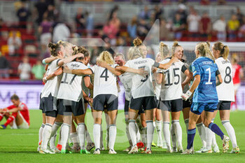 2022-07-21 - Germany players celebrate at full time during the UEFA Women's Euro 2022, quarter final football match between Germany and Austria on July 21, 2022 at Brentford Community Stadium in Brentford, England - FOOTBALL - WOMEN'S EURO 2022 - 1/4 - GERMANY V AUSTRIA - UEFA EUROPEAN - SOCCER