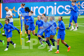 2022-07-22 - Players of France during the training session prior to the Quarter Final of the UEFA Women's Euro 2022 football match between France and Netherlands on July 22, 2022 at New York Stadium in Rotherham, England - FOOTBALL - WOMEN'S EURO 2022 - PRESS CONFERENCE AND TRAINING OF THE FRENCH TEAM - UEFA EUROPEAN - SOCCER