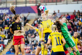 2022-07-22 - Amanda Ilestedt of Sweden heads the ball away during the UEFA Women's Euro 2022, quarter final football match between Sweden and Belgium on July 22, 2022 at Leigh Sports Village in Leigh, England - FOOTBALL - WOMEN'S EURO 2022 - 1/4 - SWEDEN V BELGIUM - UEFA EUROPEAN - SOCCER
