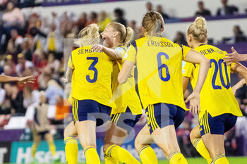 2022-07-22 - Linda Sembrant of Sweden celebrates her goal 1-0 with teammates during the UEFA Women's Euro 2022, quarter final football match between Sweden and Belgium on July 22, 2022 at Leigh Sports Village in Leigh, England - FOOTBALL - WOMEN'S EURO 2022 - 1/4 - SWEDEN V BELGIUM - UEFA EUROPEAN - SOCCER