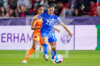 2022-07-23 - Esmee Brugts of the Netherlands, Eve Perisset of France during the UEFA Women's Euro 2022, quarter final football match between France and Netherlands on July 23, 2022 at New York Stadium in Rotherham, England - FOOTBALL - WOMEN'S EURO 2022 - 1/4 - FRANCE V NETHERLANDS - UEFA EUROPEAN - SOCCER
