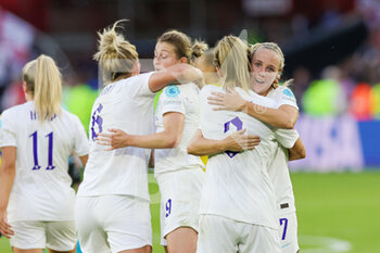 2022-07-26 - Beth Mead (7) of England celebrates her goal 1-0 with teammates during the UEFA Women's Euro 2022, semi final football match between England and Sweden on July 26, 2022 at Bramall Lane in Sheffield, England - FOOTBALL - WOMEN'S EURO 2022 - 1/2 - ENGLAND V SWEDEN - UEFA EUROPEAN - SOCCER