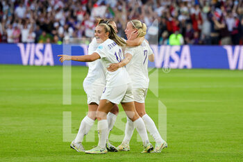 2022-07-26 - Beth Mead (7) of England celebrates her goal 1-0 with teammates during the UEFA Women's Euro 2022, semi final football match between England and Sweden on July 26, 2022 at Bramall Lane in Sheffield, England - FOOTBALL - WOMEN'S EURO 2022 - 1/2 - ENGLAND V SWEDEN - UEFA EUROPEAN - SOCCER