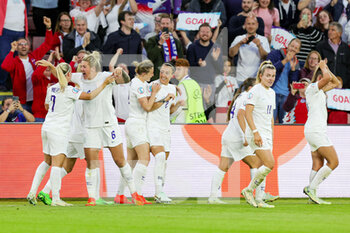 2022-07-26 - Lucy Bronze (2) of England celebrates her goal with teammates during the UEFA Women's Euro 2022, semi final football match between England and Sweden on July 26, 2022 at Bramall Lane in Sheffield, England - FOOTBALL - WOMEN'S EURO 2022 - 1/2 - ENGLAND V SWEDEN - UEFA EUROPEAN - SOCCER