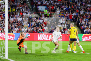 2022-07-26 - Hedvig Lindahl (1) of Sweden tries to save the shot from Lucy Bronze (2) of England who scores a goal 2-0 during the UEFA Women's Euro 2022, semi final football match between England and Sweden on July 26, 2022 at Bramall Lane in Sheffield, England - FOOTBALL - WOMEN'S EURO 2022 - 1/2 - ENGLAND V SWEDEN - UEFA EUROPEAN - SOCCER
