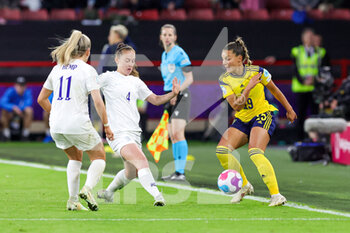 2022-07-26 - Johanna Rytting Kaneryd of Sweden and Keira Walsh (4) of England during the UEFA Women's Euro 2022, semi final football match between England and Sweden on July 26, 2022 at Bramall Lane in Sheffield, England - FOOTBALL - WOMEN'S EURO 2022 - 1/2 - ENGLAND V SWEDEN - UEFA EUROPEAN - SOCCER