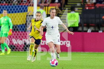 2022-07-26 - Keira Walsh (4) of England, Kosovare Asllani of Sweden during the UEFA Women's Euro 2022, semi final football match between England and Sweden on July 26, 2022 at Bramall Lane in Sheffield, England - FOOTBALL - WOMEN'S EURO 2022 - 1/2 - ENGLAND V SWEDEN - UEFA EUROPEAN - SOCCER
