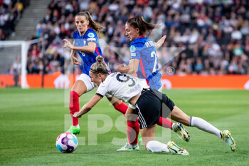2022-07-27 - Svenja Huth of Germany and Eve Perisset of France during the UEFA Women's Euro 2022, semi final football match between Germany and France on July 27, 2022 at stadium:mk in Milton Keynes, England - FOOTBALL - WOMEN'S EURO 2022 - 1/2 - GERMANY V FRANCE - UEFA EUROPEAN - SOCCER