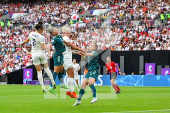 2022-07-31 - Lucy Bronze of England heads towards goal during the UEFA Women's Euro 2022, Final football match between England and Germany on July 31, 2022 at Wembley Stadium in London, England - FOOTBALL - WOMEN'S EURO 2022 - FINAL - ENGLAND V GERMANY - UEFA EUROPEAN - SOCCER