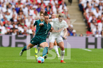 2022-07-31 - Ellen White of England tussles with Marina Hegering of Germany during the UEFA Women's Euro 2022, Final football match between England and Germany on July 31, 2022 at Wembley Stadium in London, England - FOOTBALL - WOMEN'S EURO 2022 - FINAL - ENGLAND V GERMANY - UEFA EUROPEAN - SOCCER
