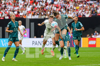 2022-07-31 - Ellen White of England and Marina Hegering of Germany during the UEFA Women's Euro 2022, Final football match between England and Germany on July 31, 2022 at Wembley Stadium in London, England - FOOTBALL - WOMEN'S EURO 2022 - FINAL - ENGLAND V GERMANY - UEFA EUROPEAN - SOCCER