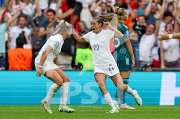 2022-07-31 - Ella Toone of England scores a goal and celebrates 1-0 during the UEFA Women's Euro 2022, Final football match between England and Germany on July 31, 2022 at Wembley Stadium in London, England - FOOTBALL - WOMEN'S EURO 2022 - FINAL - ENGLAND V GERMANY - UEFA EUROPEAN - SOCCER