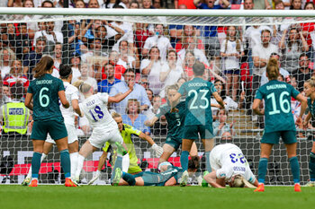 2022-07-31 - Chloe Kelly of England scores a goal 2-1 during the UEFA Women's Euro 2022, Final football match between England and Germany on July 31, 2022 at Wembley Stadium in London, England - FOOTBALL - WOMEN'S EURO 2022 - FINAL - ENGLAND V GERMANY - UEFA EUROPEAN - SOCCER