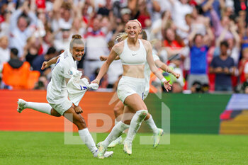 2022-07-31 - Chloe Kelly of England scores a goal and celebrates 2-1 during the UEFA Women's Euro 2022, Final football match between England and Germany on July 31, 2022 at Wembley Stadium in London, England - FOOTBALL - WOMEN'S EURO 2022 - FINAL - ENGLAND V GERMANY - UEFA EUROPEAN - SOCCER