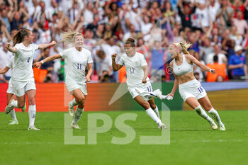 2022-07-31 - Chloe Kelly of England scores a goal and celebrates 2-1 during the UEFA Women's Euro 2022, Final football match between England and Germany on July 31, 2022 at Wembley Stadium in London, England - FOOTBALL - WOMEN'S EURO 2022 - FINAL - ENGLAND V GERMANY - UEFA EUROPEAN - SOCCER