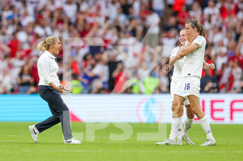 2022-07-31 - Sarina Wiegman Manager of England Women celebrates with her players after winning the UEFA Women's Euro 2022, Final football match between England and Germany on July 31, 2022 at Wembley Stadium in London, England - FOOTBALL - WOMEN'S EURO 2022 - FINAL - ENGLAND V GERMANY - UEFA EUROPEAN - SOCCER
