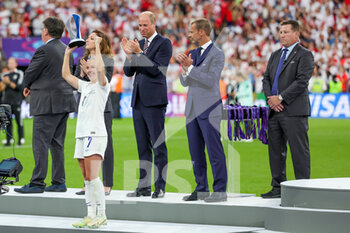 2022-07-31 - Beth Mead of England wins the Golden Boot after the UEFA Women's Euro 2022, Final football match between England and Germany on July 31, 2022 at Wembley Stadium in London, England - FOOTBALL - WOMEN'S EURO 2022 - FINAL - ENGLAND V GERMANY - UEFA EUROPEAN - SOCCER