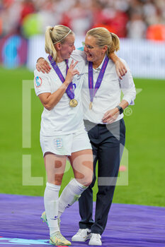 2022-07-31 - Sarina Wiegman Manager of England and Beth Mead after the UEFA Women's Euro 2022, Final football match between England and Germany on July 31, 2022 at Wembley Stadium in London, England - FOOTBALL - WOMEN'S EURO 2022 - FINAL - ENGLAND V GERMANY - UEFA EUROPEAN - SOCCER