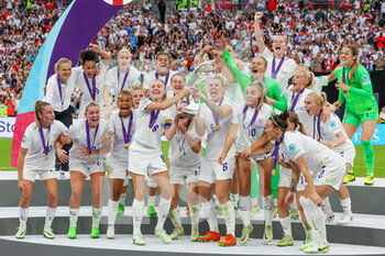2022-07-31 - England players celebrate after winning the UEFA Women's Euro 2022, Final football match between England and Germany on July 31, 2022 at Wembley Stadium in London, England - FOOTBALL - WOMEN'S EURO 2022 - FINAL - ENGLAND V GERMANY - UEFA EUROPEAN - SOCCER