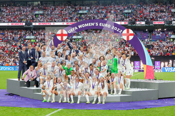 2022-07-31 - England players celebrate after winning the UEFA Women's Euro 2022, Final football match between England and Germany on July 31, 2022 at Wembley Stadium in London, England - FOOTBALL - WOMEN'S EURO 2022 - FINAL - ENGLAND V GERMANY - UEFA EUROPEAN - SOCCER
