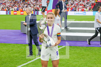 2022-07-31 - Leah Williamson of England with the trophy after the UEFA Women's Euro 2022, Final football match between England and Germany on July 31, 2022 at Wembley Stadium in London, England - FOOTBALL - WOMEN'S EURO 2022 - FINAL - ENGLAND V GERMANY - UEFA EUROPEAN - SOCCER