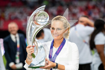 2022-07-31 - Sarina Wiegman, Head Coach of England with the trophy after the UEFA Women's Euro 2022, Final football match between England and Germany on July 31, 2022 at Wembley Stadium in London, England - FOOTBALL - WOMEN'S EURO 2022 - FINAL - ENGLAND V GERMANY - UEFA EUROPEAN - SOCCER
