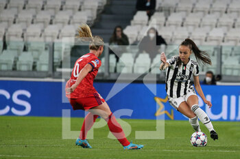 2022-03-23 - Julia Grosso (Juventus Women) vs Amandine Henry (OLYMPIQUE LYONNAIS) - JUVENTUS WOMEN VS OLYMPIQUE LYONNAIS - UEFA CHAMPIONS LEAGUE WOMEN - SOCCER