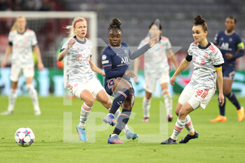 2022-03-22 - Sandy Baltimore of Paris Saint-Germain and Hanna Glas, Lina Magull of Bayern Munich during the UEFA Women's Champions League, Quarter-finals, 1st leg football match between Bayern Munich and Paris Saint-Germain on March 22, 2022 at Allianz Arena in Munich, Germany - BAYERN MUNICH VS PARIS SAINT-GERMAIN - UEFA CHAMPIONS LEAGUE WOMEN - SOCCER