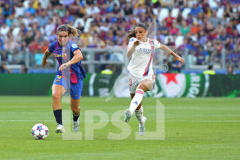 2022-05-21 - Delphine Cascarino (Olympique Lyonnais) running towards Mariona Caldentey (FC Barcelona) - FINAL - FC BARCELONA VS OLYMPIQUE LYONNAIS - UEFA CHAMPIONS LEAGUE WOMEN - SOCCER