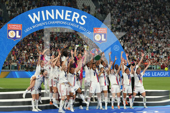 2022-05-21 - The Olympique Lyonnais team celebrates after winning the Women’s Champions League - FINAL - FC BARCELONA VS OLYMPIQUE LYONNAIS - UEFA CHAMPIONS LEAGUE WOMEN - SOCCER