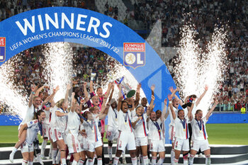 2022-05-21 - The Olympique Lyonnais team celebrates after winning the Women’s Champions League - FINAL - FC BARCELONA VS OLYMPIQUE LYONNAIS - UEFA CHAMPIONS LEAGUE WOMEN - SOCCER