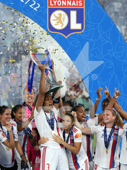 2022-05-21 - Wendie Renard (Olympique Lyonnais) raises the Cup - FINAL - FC BARCELONA VS OLYMPIQUE LYONNAIS - UEFA CHAMPIONS LEAGUE WOMEN - SOCCER