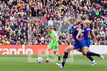 2022-04-22 - Svenja Huth of VFL Wolfsburg during the UEFA Women's Champions League, Semi-finals, 1st leg football match between FC Barcelona and VFL Wolfsburg on April 22, 2022 at Camp Nou in Barcelona, Spain - FC BARCELONA VS VFL WOLFSBURG - UEFA CHAMPIONS LEAGUE WOMEN - SOCCER