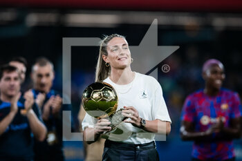 2022-10-19 - Alexia Putellas of FC Barcelona poses with the Ballon D'Or (Golden Ball) before the UEFA Women’s Champions League, Group D football match between FC Barcelona and SL Benfica on October 19, 2022 at Johan Cruyff Stadium in Barcelona, Spain - FOOTBALL - WOMEN'S CHAMPION'S LEAGUE - FC BARCELONA V SL BENFICA - UEFA CHAMPIONS LEAGUE WOMEN - SOCCER